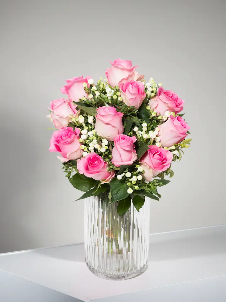 Bouquet di rose rosa e waxflower